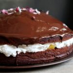 Sirupskage med creme, appelsinmarmelade og chokolade