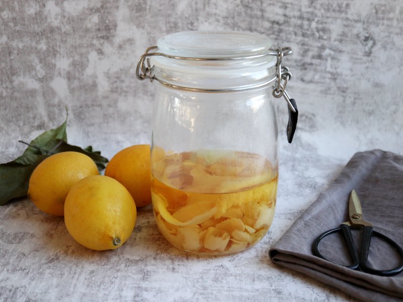 Citronskaller der trækker i vodka til en citronlikør