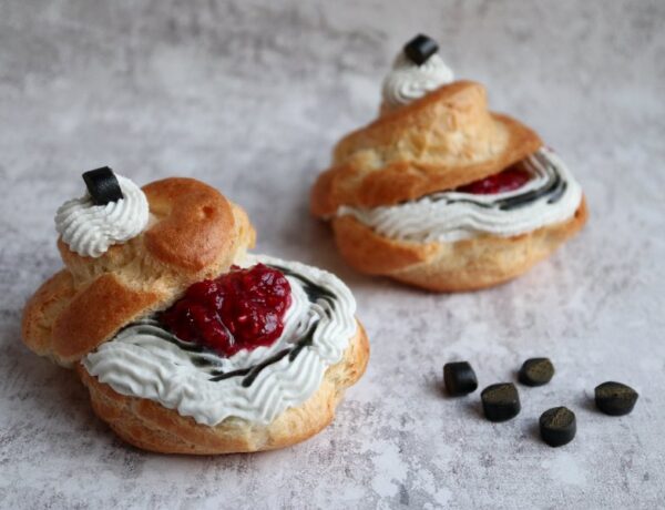 Fastelavnsboller med lakrids og hindbær