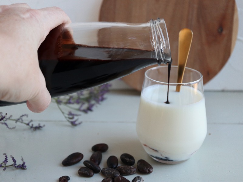 Kakaosirup kan bruges til at lave kold kakaomælk