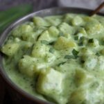Flødekogte kartofler med ramsløgpesto