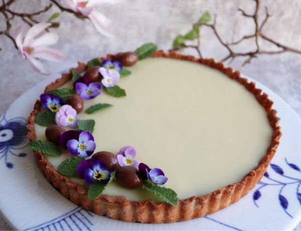 Gul påsketærte med fyld af saltkaramel og hvid chokoladeganache med citron
