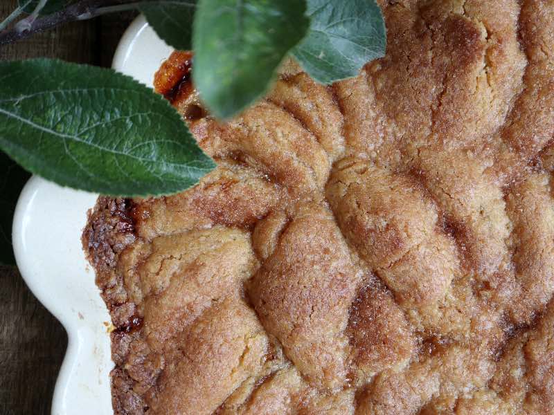 Verdens bedste æblekage med kanel og brombærkompot