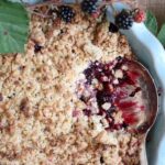 Brombærcrumble med marcipan
