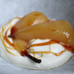 Henkogte pærer med råcreme og karamelsirup