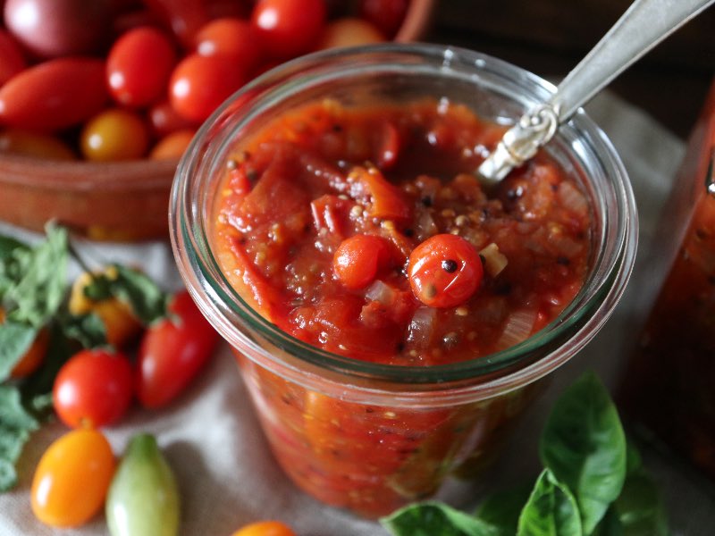 Hjemmelavet chutney med tomater og chili