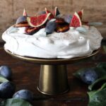 Kanelpavlova med blommer og figner