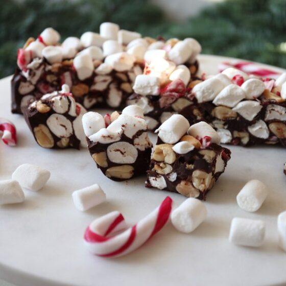 Rocky road med peanuts, slikstokke og skumfiduser | Konfektopskrift