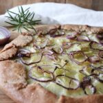 Kartoffelgalette med rødløg og mascarpone