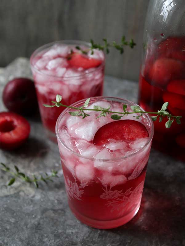 Smuk rød gin med krydret blommesmag