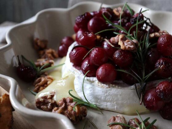 Ovnbagt brie med bagte vindruer og valnødder