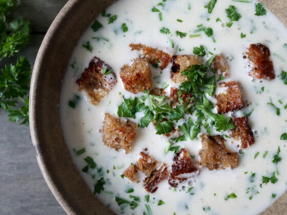 Ostesuppe med hvidløg, persille og ristede brødterninger