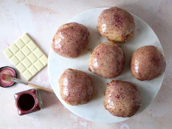 Gammeldags fastelavnsboller med rabarber og hvid chokolade