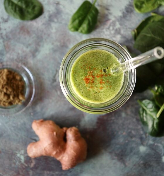 Grøn spinatjuice med cayenne og greens