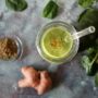 Grøn spinatjuice med cayenne og greens