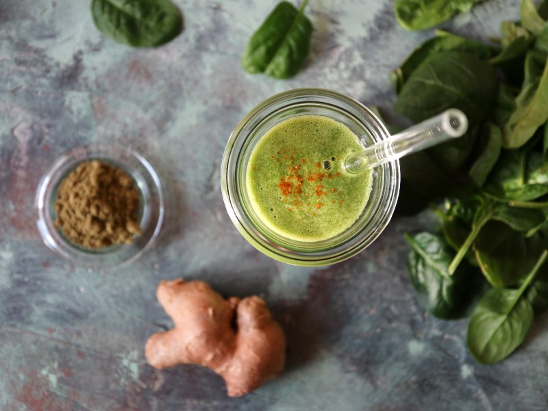 Grøn spinatjuice med cayenne og greens